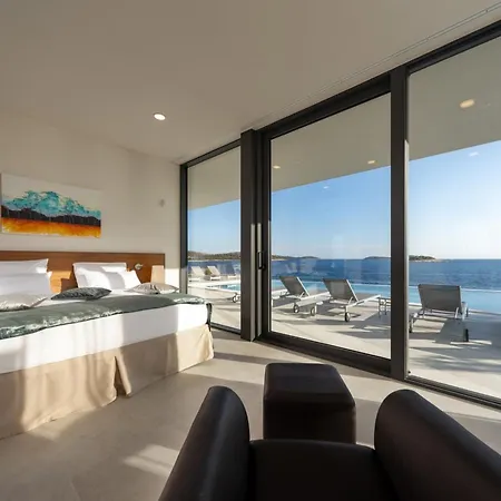 Attractive 5 Bedrooms Precious Amazing Sea Views *