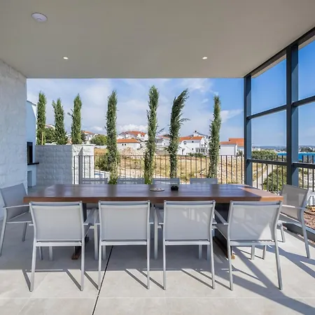 Attractive 5 Bedrooms Precious Amazing Sea Views *