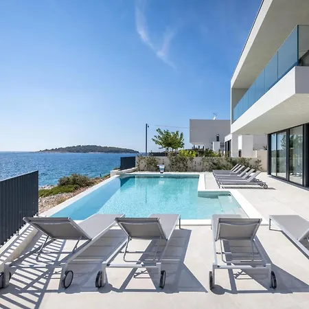 Attractive 5 Bedrooms Precious Amazing Sea Views *