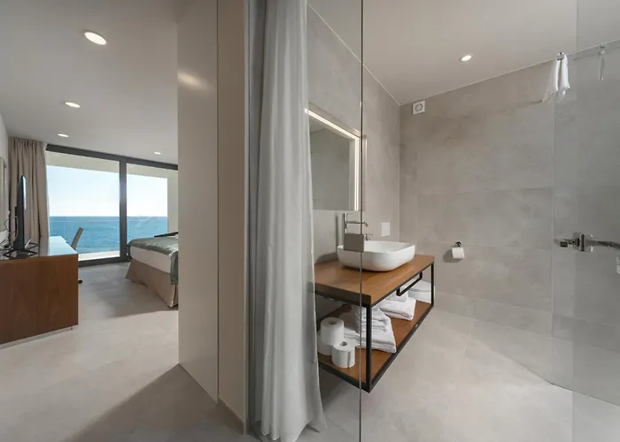 Attractive 5 Bedrooms Precious Amazing Sea Views Villa *