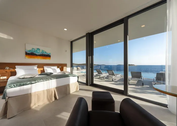 Attractive 5 Bedrooms Precious Amazing Sea Views *