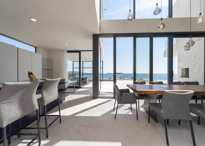 Villa Attractive 5 Bedrooms Precious Amazing Sea Views *