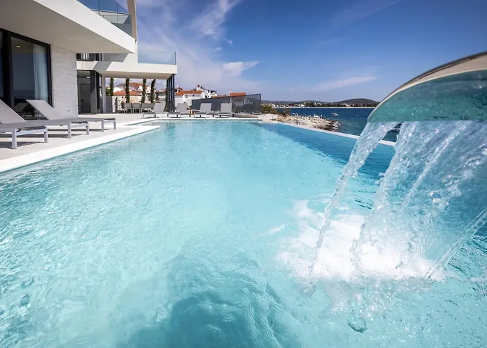 Attractive 5 Bedrooms Precious Amazing Sea Views *