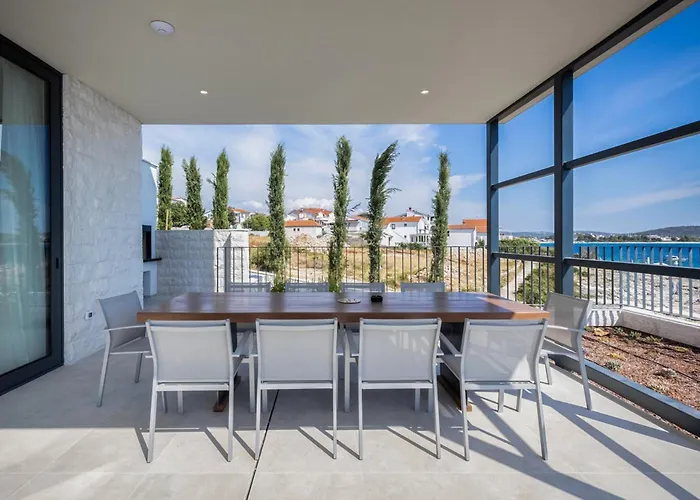 Attractive 5 Bedrooms Precious Amazing Sea Views *